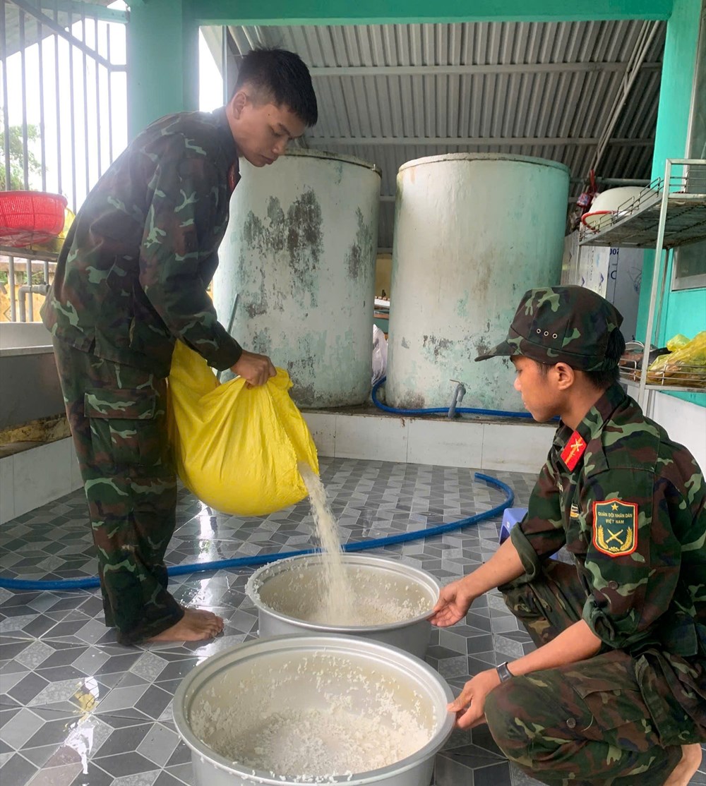 Bếp cơm ấm lòng người dân vùng lũ - ảnh 1