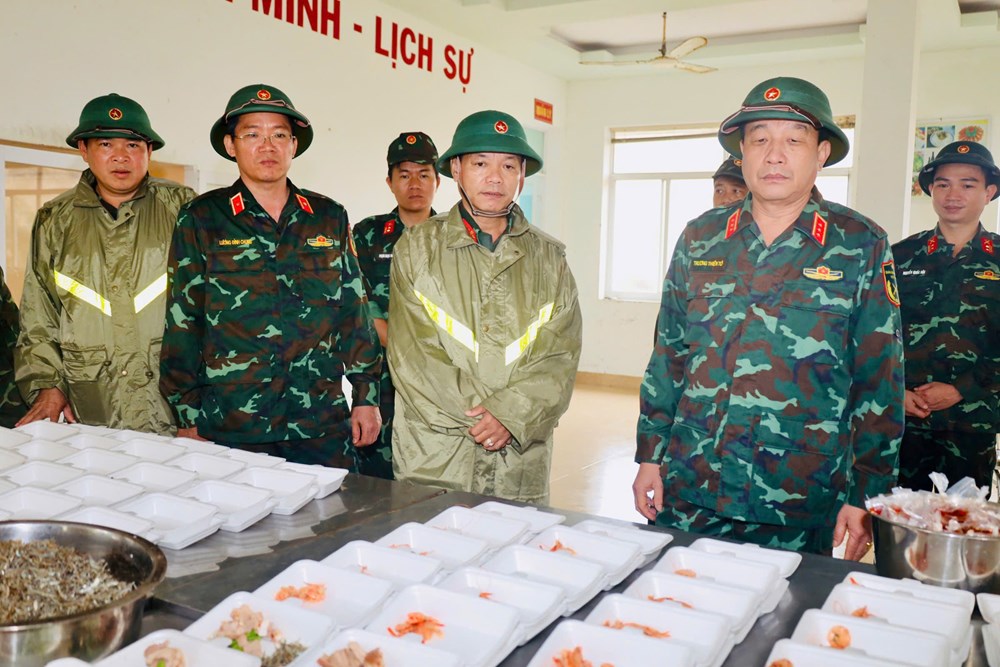 Bếp cơm ấm lòng người dân vùng lũ - ảnh 5