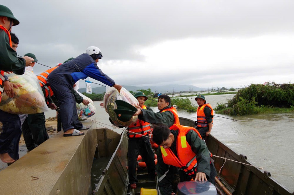 Lực lượng cứu hộ Quân khu 5 quyết tâm tiếp cận nhanh nhất hỗ trợ người dân vùng lũ - ảnh 3