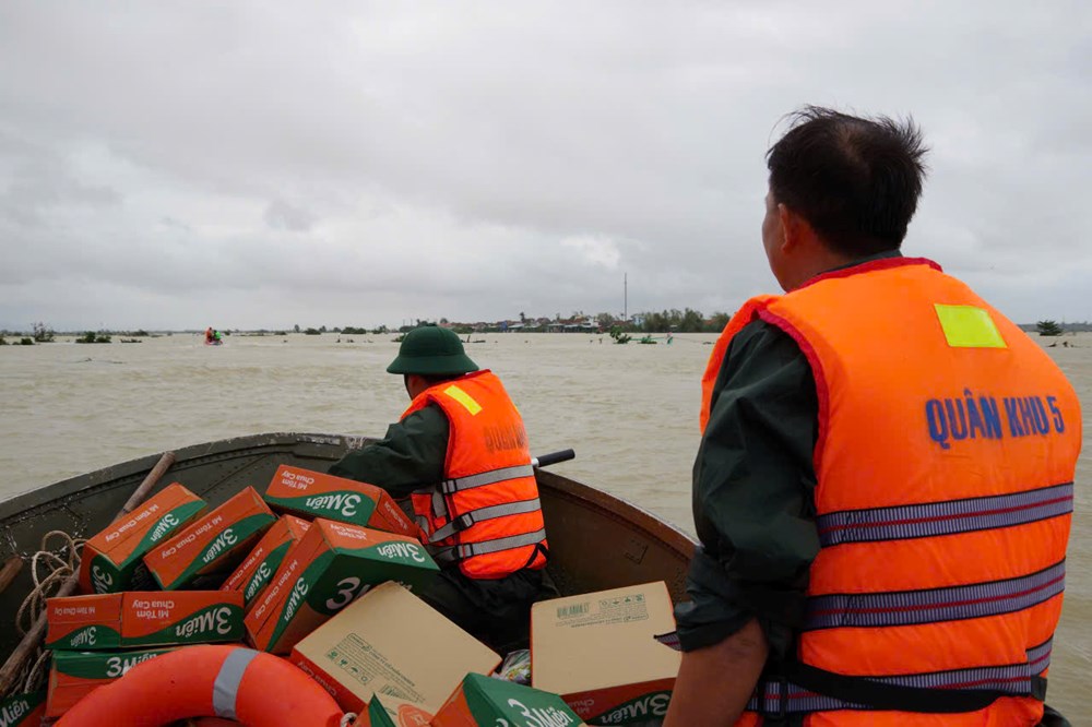 Lực lượng cứu hộ Quân khu 5 quyết tâm tiếp cận nhanh nhất hỗ trợ người dân vùng lũ - ảnh 1