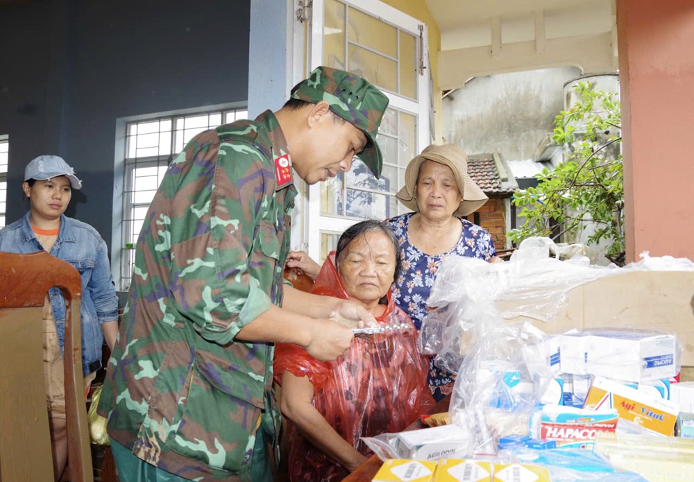 Lực lượng cứu hộ Quân khu 5 quyết tâm tiếp cận nhanh nhất hỗ trợ người dân vùng lũ - ảnh 6