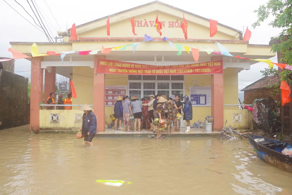 Lực lượng cứu hộ Quân khu 5 quyết tâm tiếp cận nhanh nhất hỗ trợ người dân vùng lũ - ảnh 4