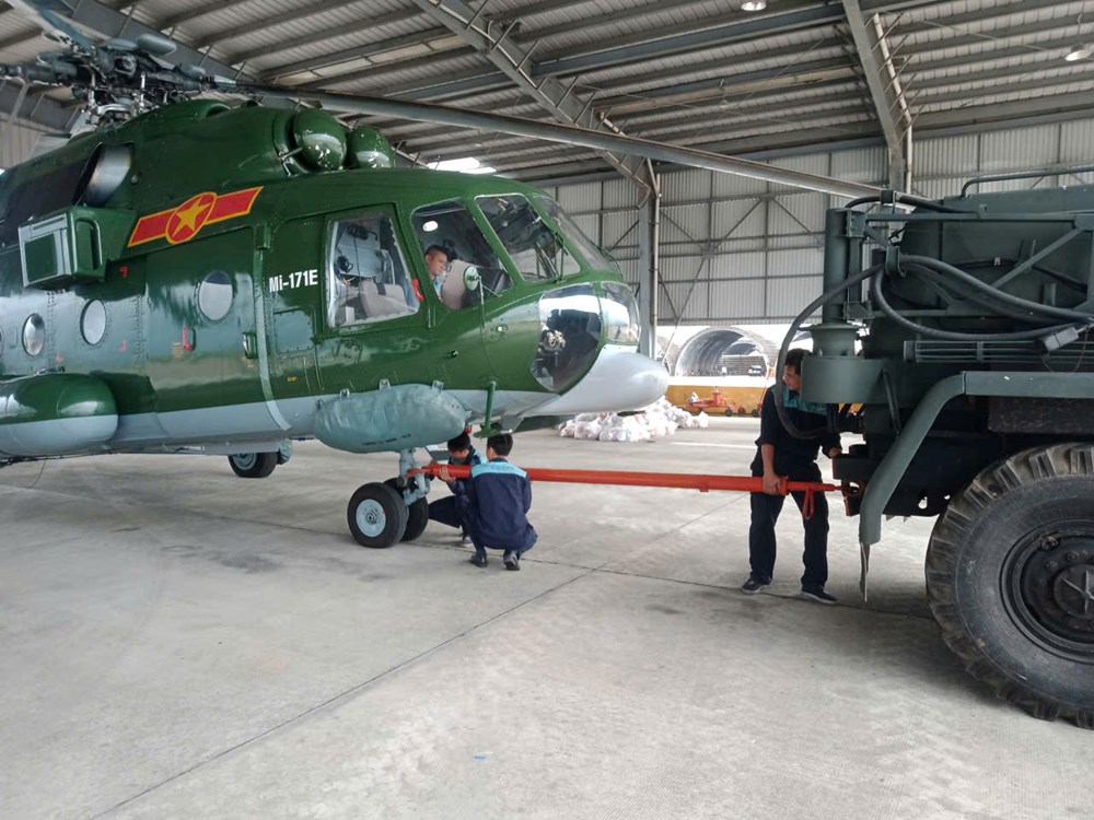 Sư đoàn 372 dùng trực thăng cứu trợ đồng bào vùng lũ Đắk Lắk - ảnh 1