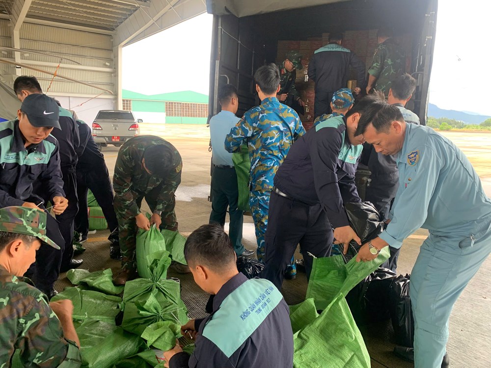 Sư đoàn 372 dùng trực thăng cứu trợ đồng bào vùng lũ Đắk Lắk - ảnh 3