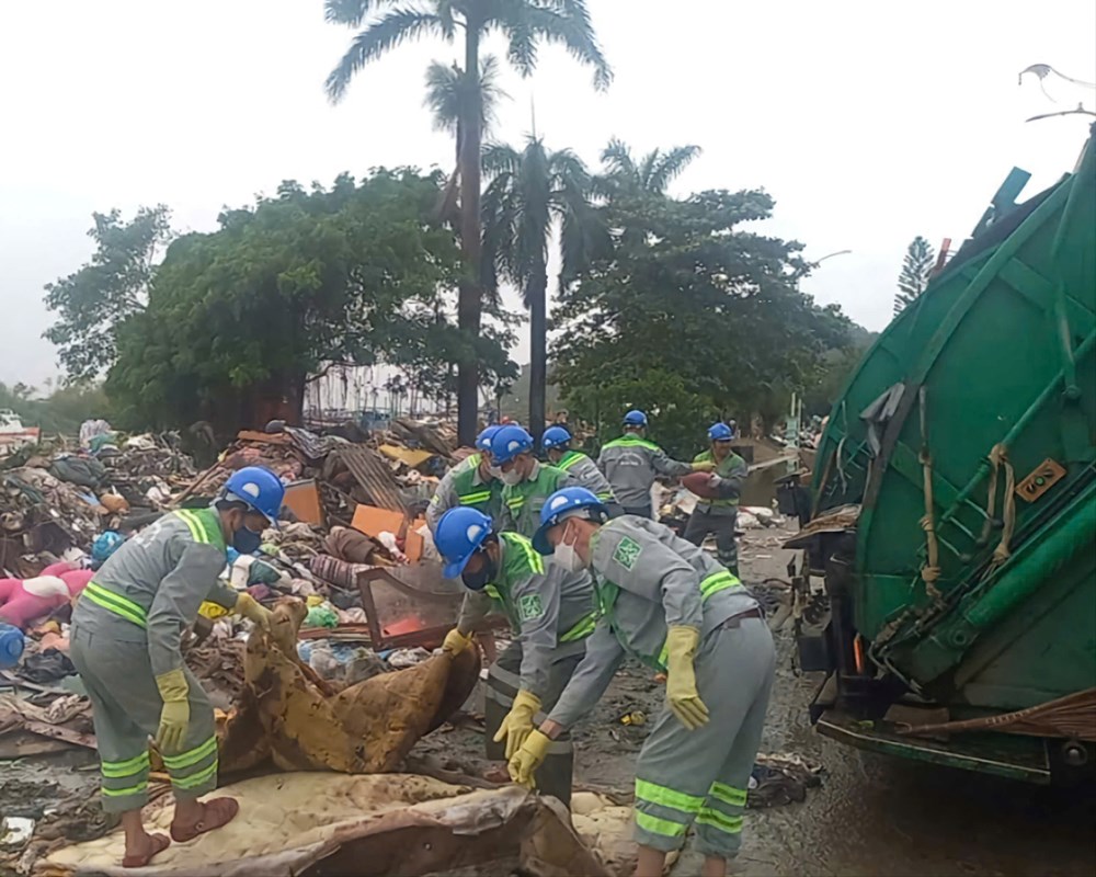 Môi trường Đô thị Quảng Ngãi hỗ trợ khắc phục môi trường sau lũ tại Đắk Lắk - ảnh 3