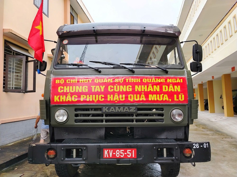  Lực lượng Bộ CHQS Quảng Ngãi hỗ trợ khắc phục mưa lũ  - ảnh 4