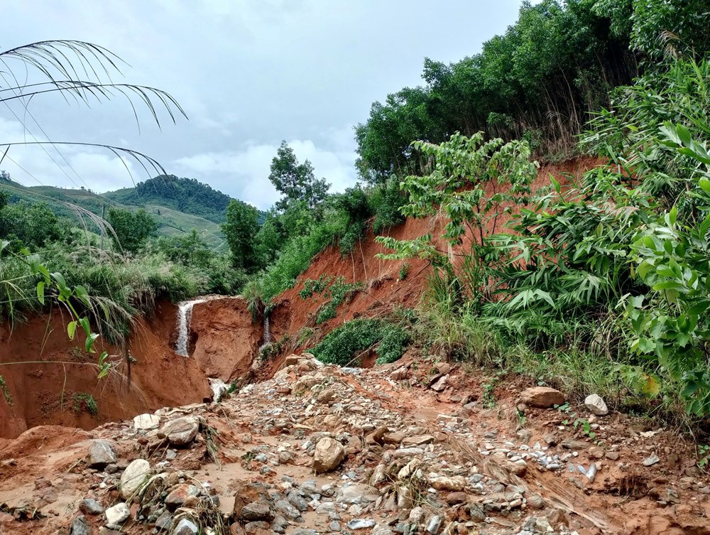 Hàng chục hộ dân miền núi Quảng Ngãi bị cô lập do đường sạt lở, đứt gãy - ảnh 1