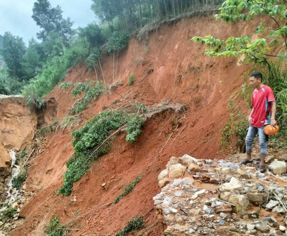 Hàng chục hộ dân miền núi Quảng Ngãi bị cô lập do đường sạt lở, đứt gãy - ảnh 2