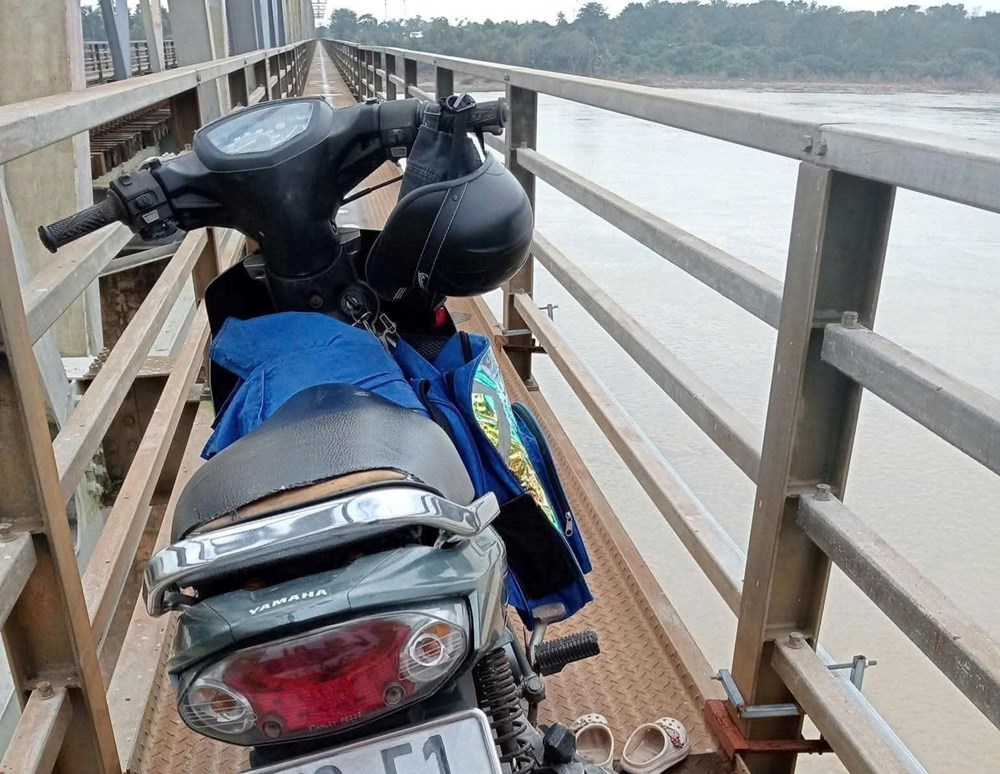 Nghi vấn người cha ôm 2 con nhỏ nhảy cầu tự tử - ảnh 1