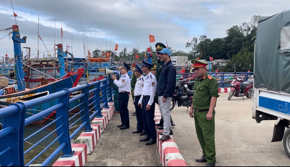 Hải đội 23 phối hợp tuyên truyền, vận động Nhân dân phòng, chống bão số 15 - ảnh 1