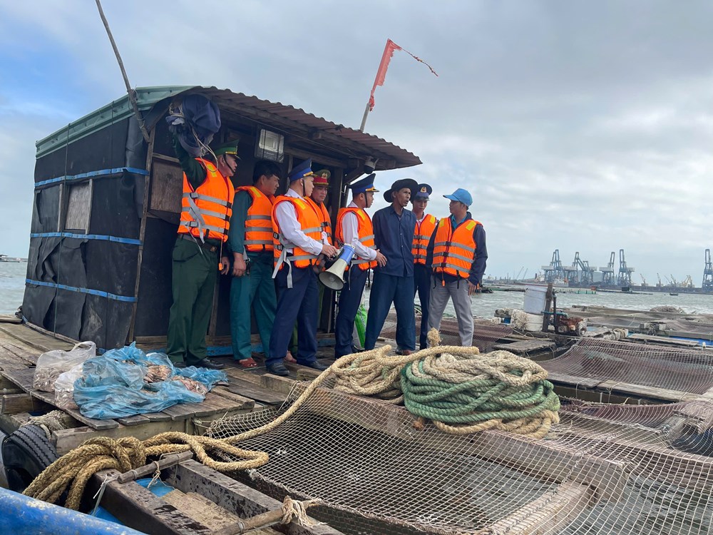 Hải đội 23 phối hợp tuyên truyền, vận động Nhân dân phòng, chống bão số 15 - ảnh 3