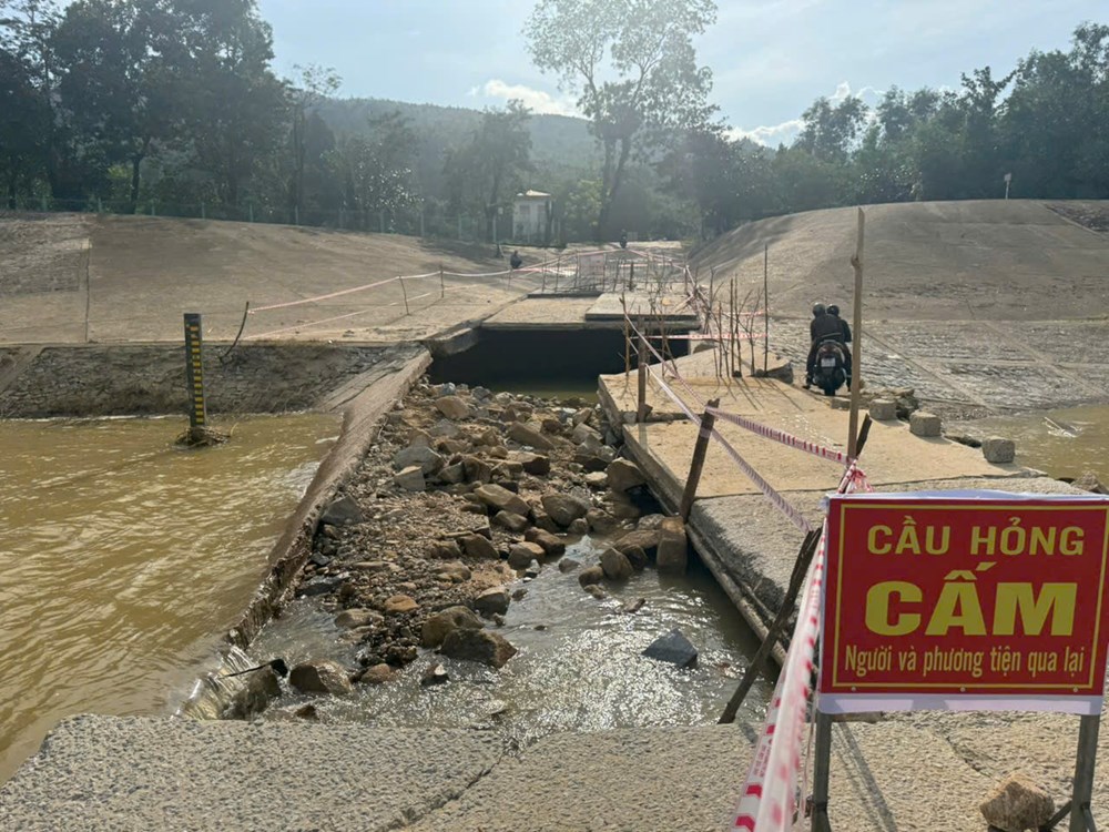 Nước lũ xé đường bê tông thành từng mảng, tạo hàm ếch cực nguy hiểm - ảnh 3