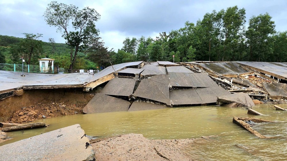 Nước lũ xé đường bê tông thành từng mảng, tạo hàm ếch cực nguy hiểm - ảnh 1