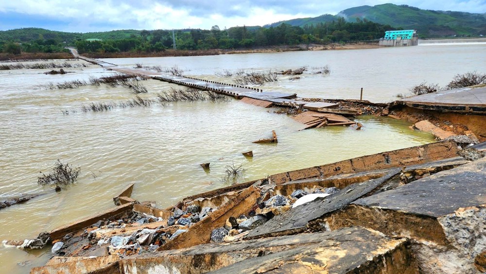 Nước lũ xé đường bê tông thành từng mảng, tạo hàm ếch cực nguy hiểm - ảnh 4