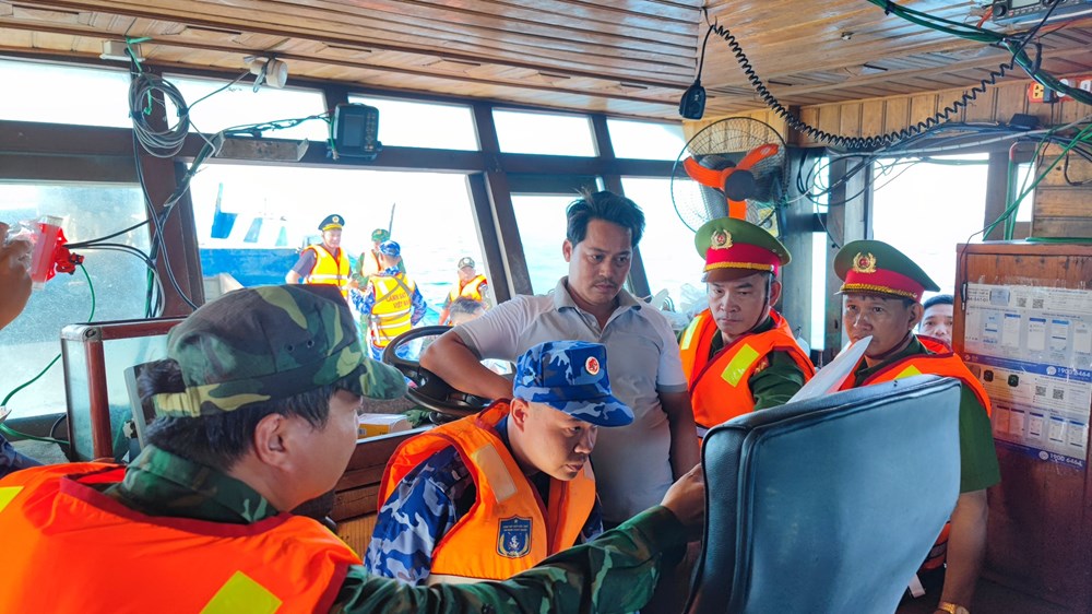 Vùng Cảnh sát biển 2 phối hợp thực hiện hiệu quả đợt cao điểm chống khai thác IUU - ảnh 4
