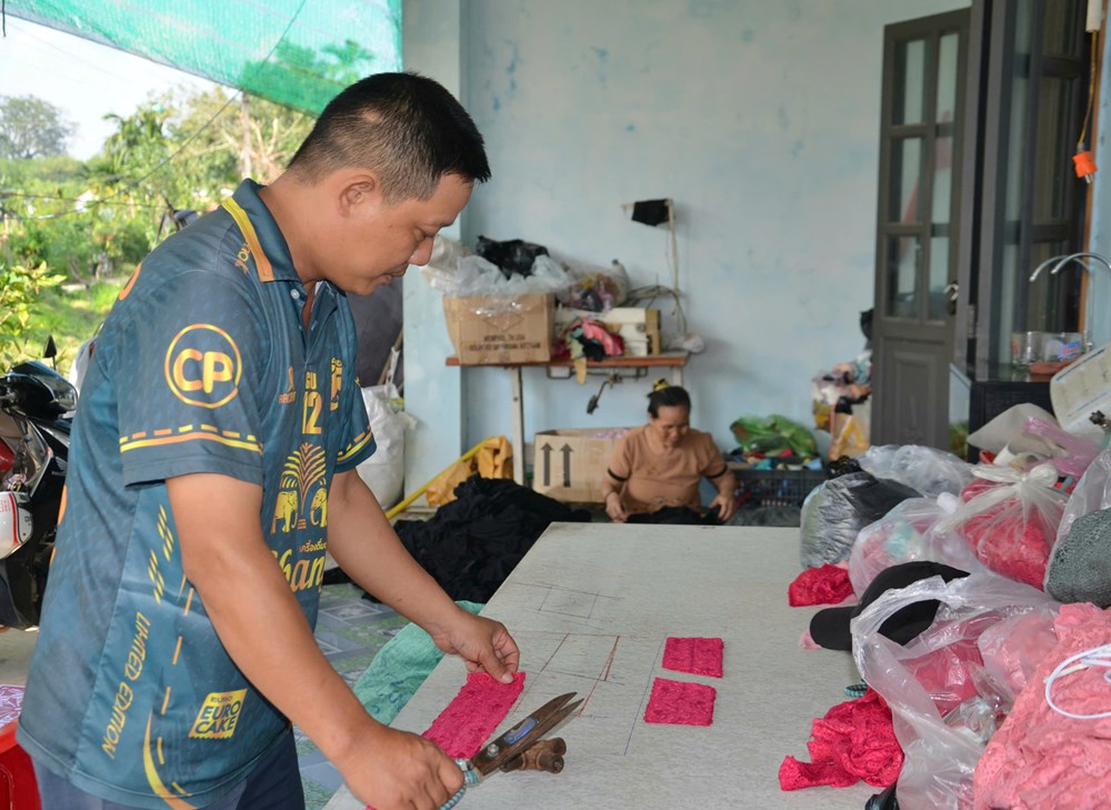 Cơ sở may gia công góp phần giải quyết việc làm cho lao động nông thôn xã Mộ Đức - ảnh 7