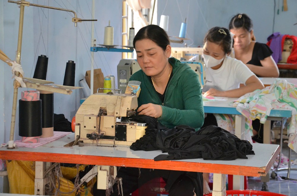 Cơ sở may gia công góp phần giải quyết việc làm cho lao động nông thôn xã Mộ Đức - ảnh 4
