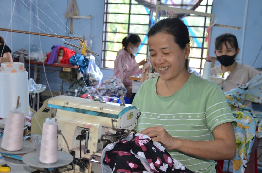 Cơ sở may gia công góp phần giải quyết việc làm cho lao động nông thôn xã Mộ Đức - ảnh 2