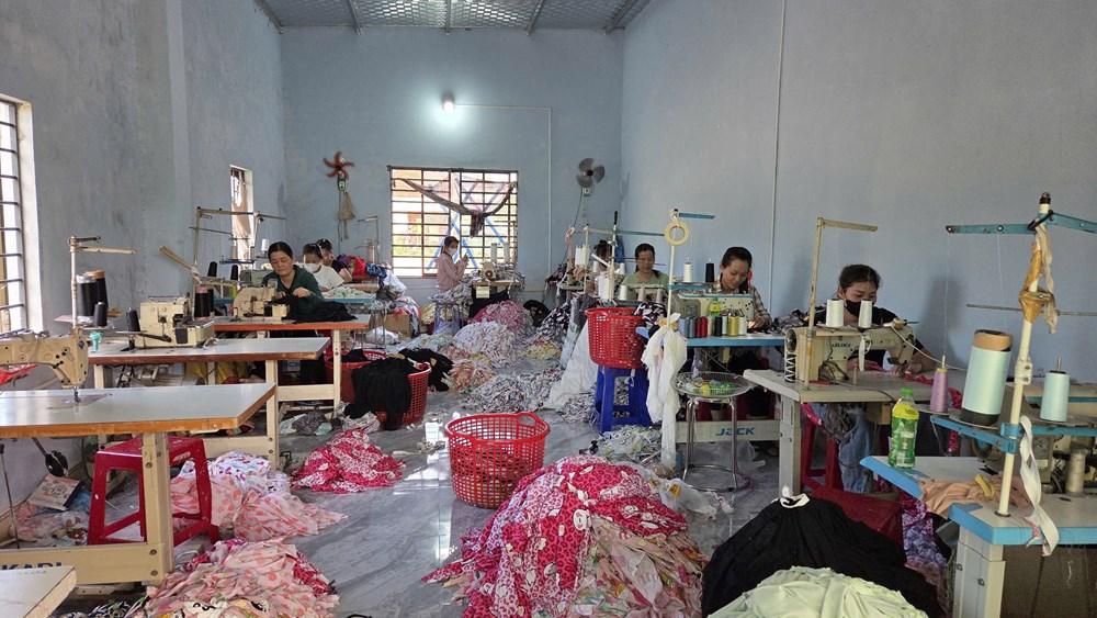 Cơ sở may gia công góp phần giải quyết việc làm cho lao động nông thôn xã Mộ Đức - ảnh 1