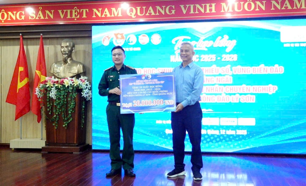 Trao 145 suất học bổng từ Quỹ học bổng Vừ A Dính và Câu lạc bộ Vì Hoàng Sa - Trường Sa - ảnh 3