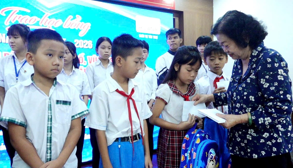 Trao 145 suất học bổng từ Quỹ học bổng Vừ A Dính và Câu lạc bộ Vì Hoàng Sa - Trường Sa - ảnh 1