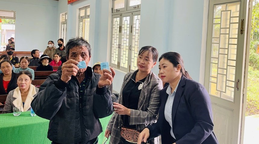 Xã Nghĩa Hành trao sinh kế cho người nghèo - ảnh 1