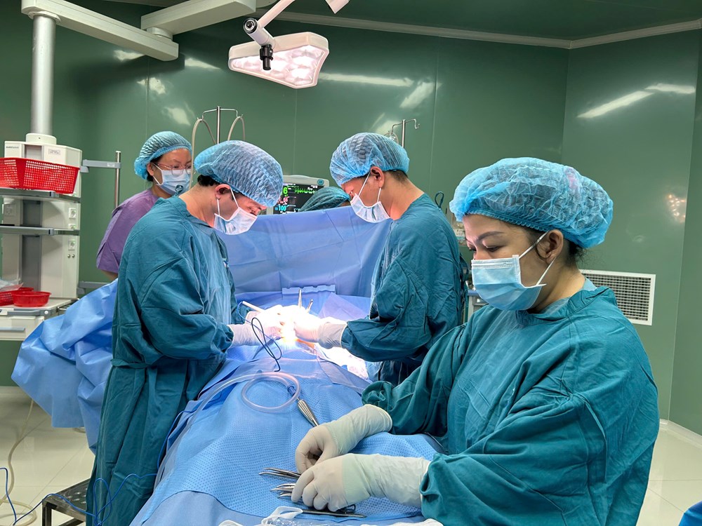 Hi hữu bé gái 6 tuổi ở Quảng Ngãi mang búi tóc 0,5 kg trong dạ dày - ảnh 1