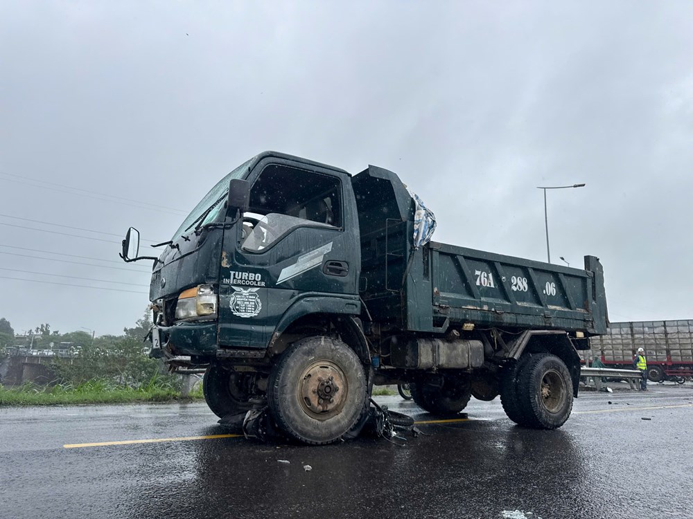 Vượt đèn đỏ, một người tử vong tại chỗ sau va chạm ô tô - ảnh 1