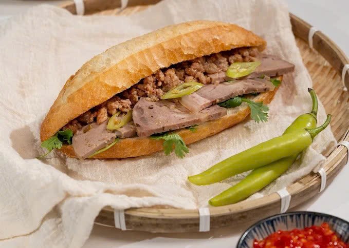 15 người tại Quảng Ngãi nhập viện nghi ngộ độc do ăn bánh mì - ảnh 1