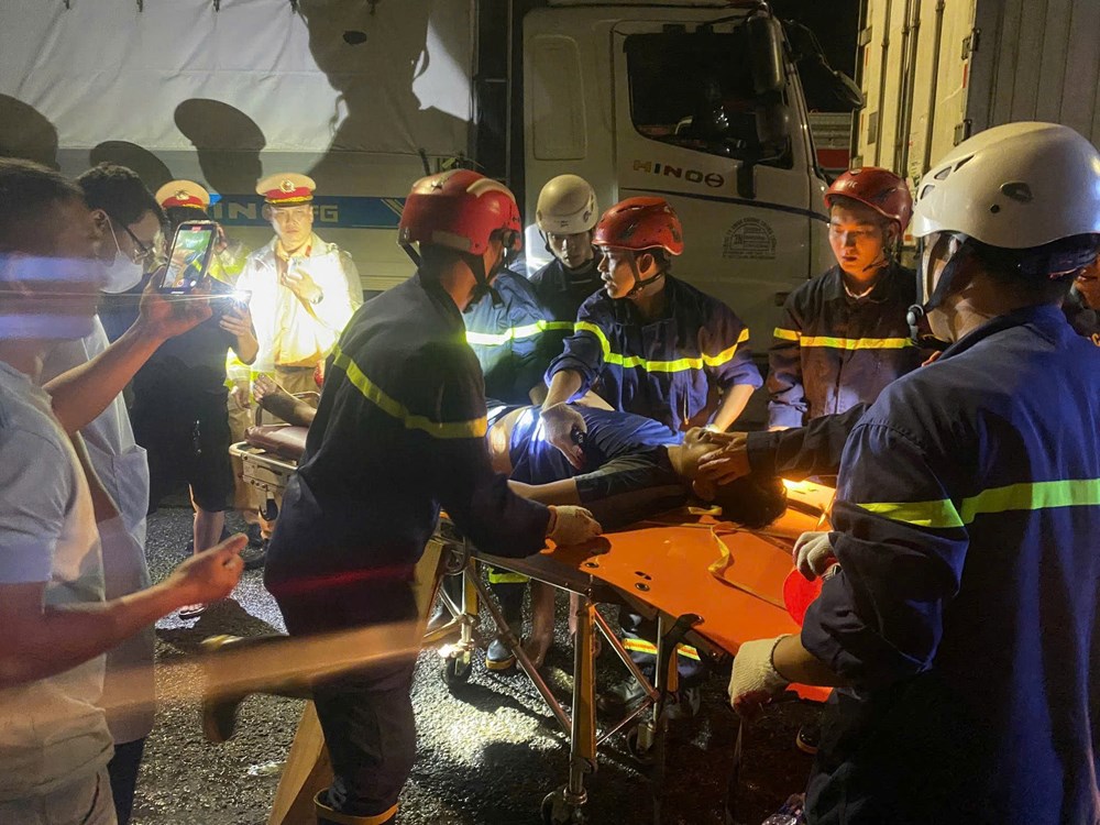 Kịp thời giải cứu tài xế bị mắc kẹt trong cabin - ảnh 3