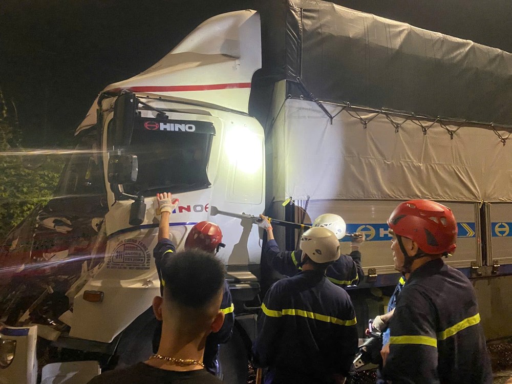 Kịp thời giải cứu tài xế bị mắc kẹt trong cabin - ảnh 1