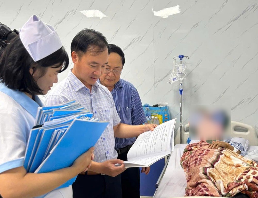 Thăm hỏi các bệnh nhân bị ngộ độc thực phẩm nghi do ăn bánh mì Hồng Vân - ảnh 1