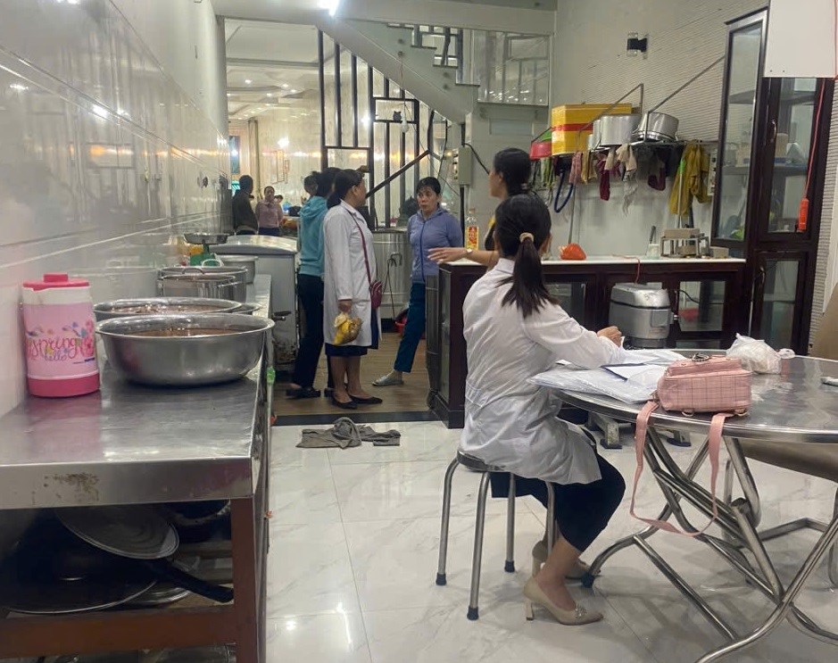 Thăm hỏi các bệnh nhân bị ngộ độc thực phẩm nghi do ăn bánh mì Hồng Vân - ảnh 3