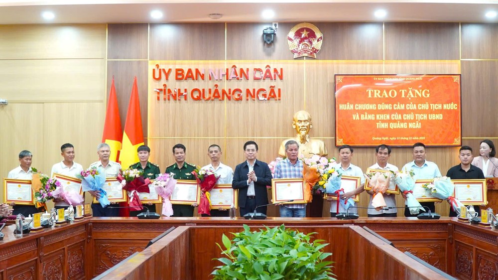 Trao Huân chương cho 2 cá nhân có hành động dũng cảm cứu người ở đặc khu Lý Sơn - ảnh 3