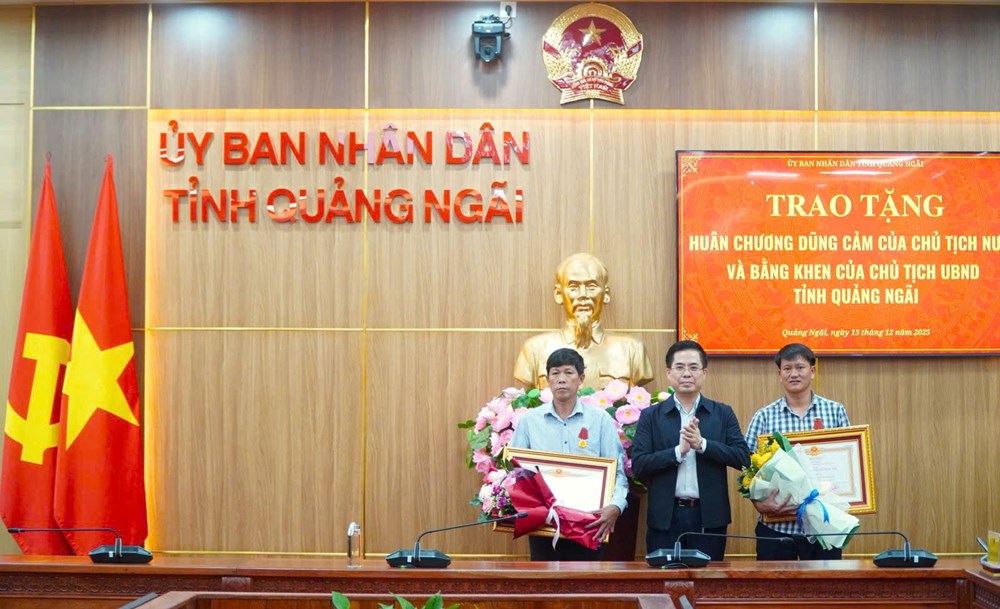 Trao Huân chương cho 2 cá nhân có hành động dũng cảm cứu người ở đặc khu Lý Sơn - ảnh 1