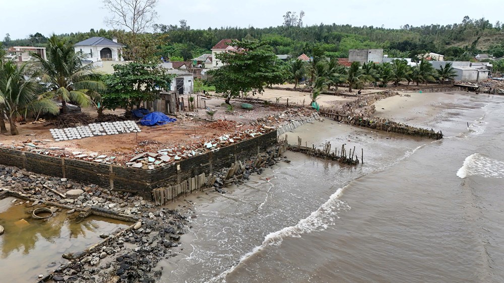 Người dân ven biển bất an khi nhà cửa đứng trước nguy cơ bị “xóa sổ” - ảnh 1