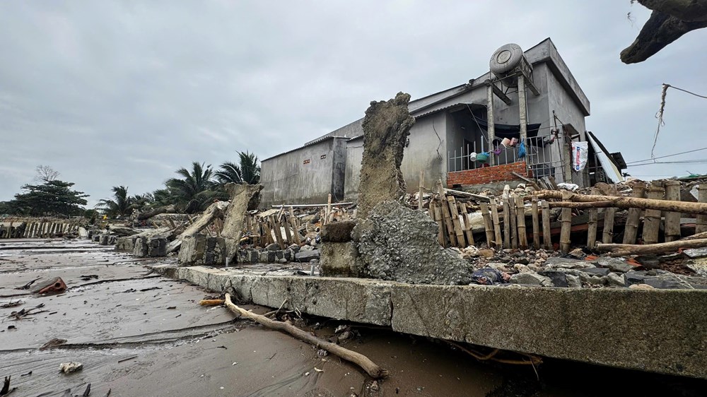 Người dân ven biển bất an khi nhà cửa đứng trước nguy cơ bị “xóa sổ” - ảnh 4