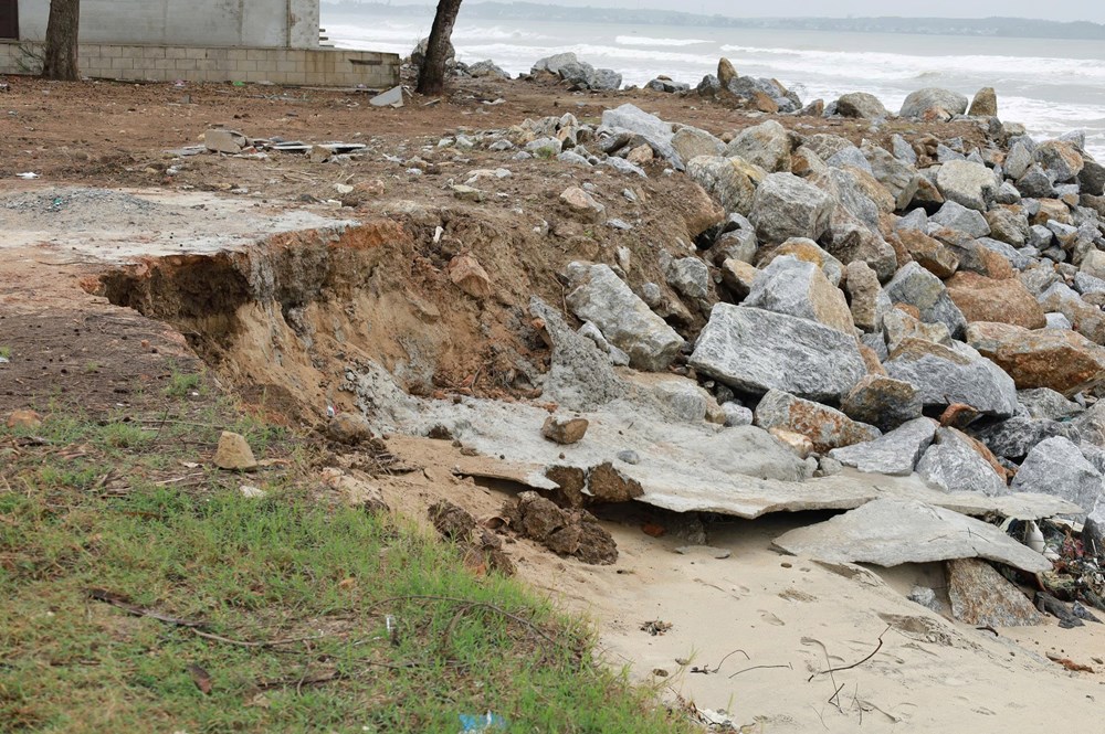 Bãi biển Mỹ Khê bị xâm thực, sạt lở nghiêm trọng - ảnh 8