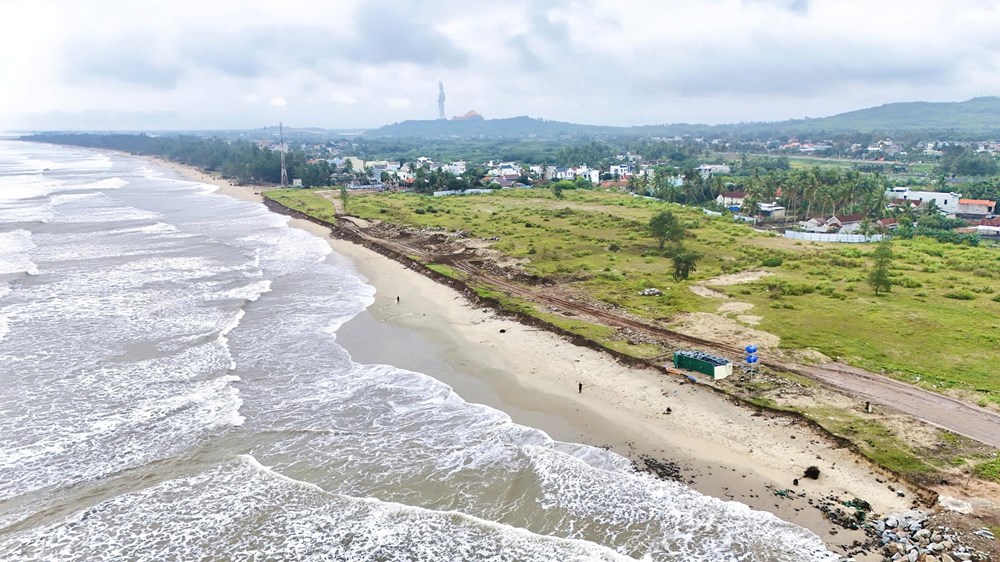 Bãi biển Mỹ Khê bị xâm thực, sạt lở nghiêm trọng - ảnh 5