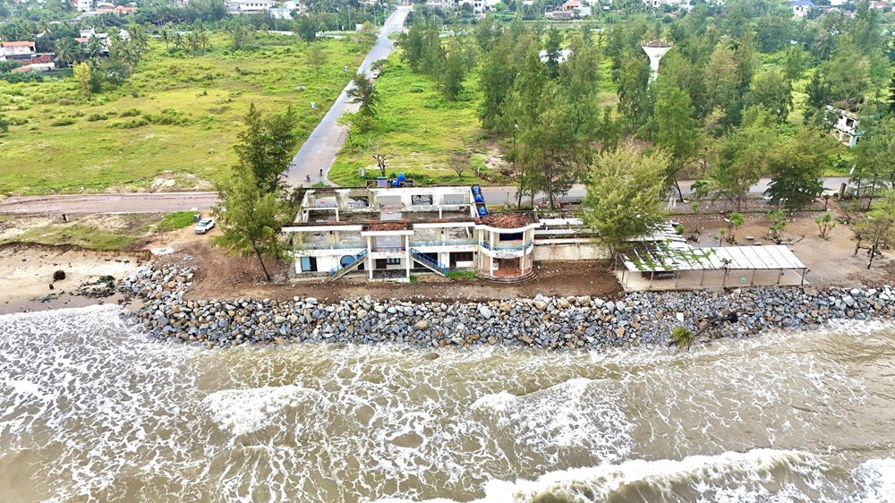 Bãi biển Mỹ Khê bị xâm thực, sạt lở nghiêm trọng - ảnh 1