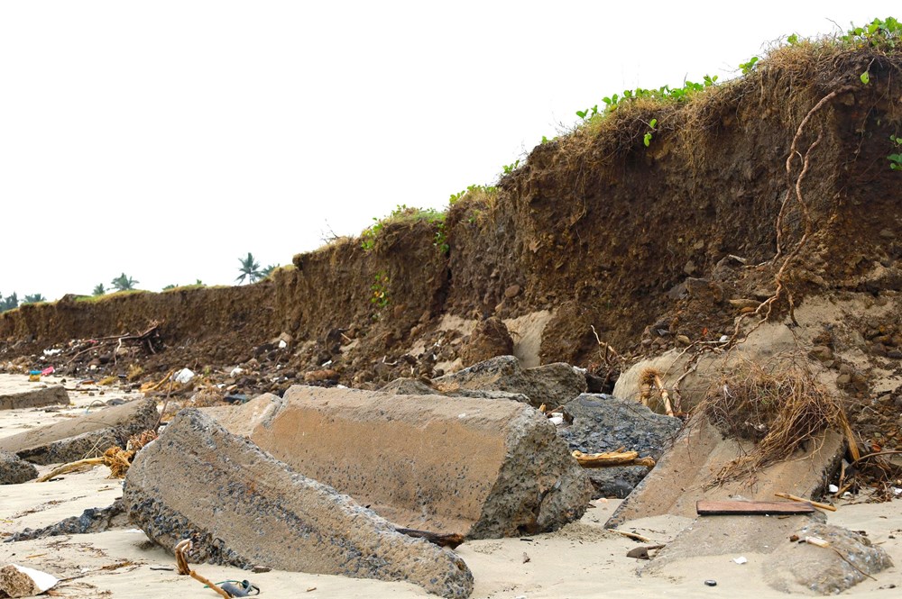 Bãi biển Mỹ Khê bị xâm thực, sạt lở nghiêm trọng - ảnh 2
