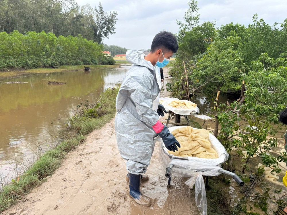 Khẩn trương xử lý số dầu tràn nguy cơ gây ô nhiễm môi trường ở xã Vạn Tường - ảnh 4