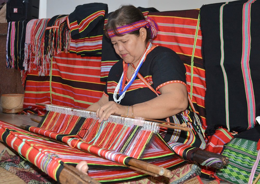 “Sắc màu thổ cẩm” tại Tuần Di sản Văn hoá Quảng Ngãi - ảnh 1