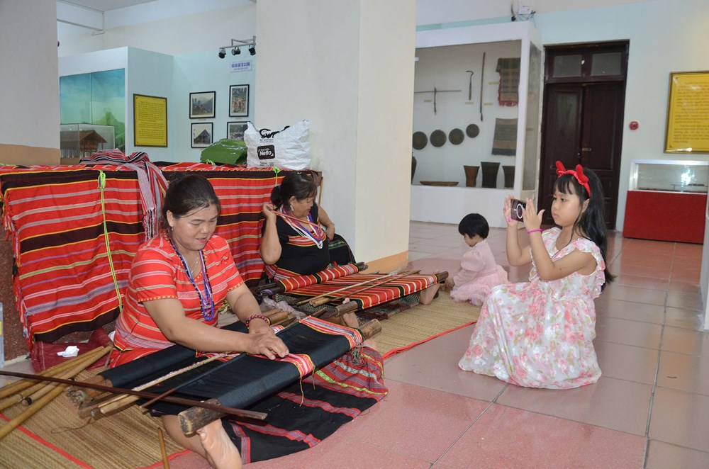 “Sắc màu thổ cẩm” tại Tuần Di sản Văn hoá Quảng Ngãi - ảnh 3