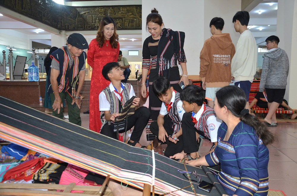 “Sắc màu thổ cẩm” tại Tuần Di sản Văn hoá Quảng Ngãi - ảnh 5