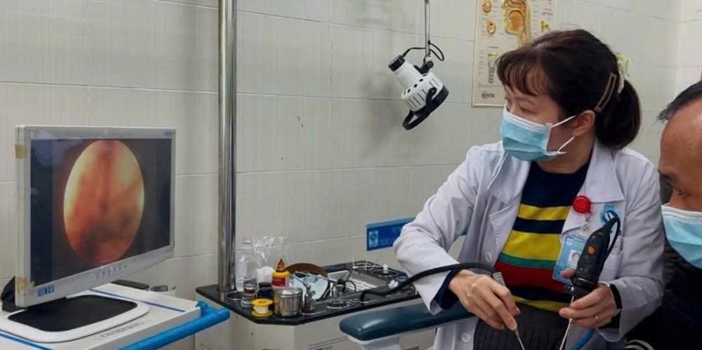 Gắp con vắt suối sống ký sinh trong mũi bé trai 2,5 tuổi - ảnh 1