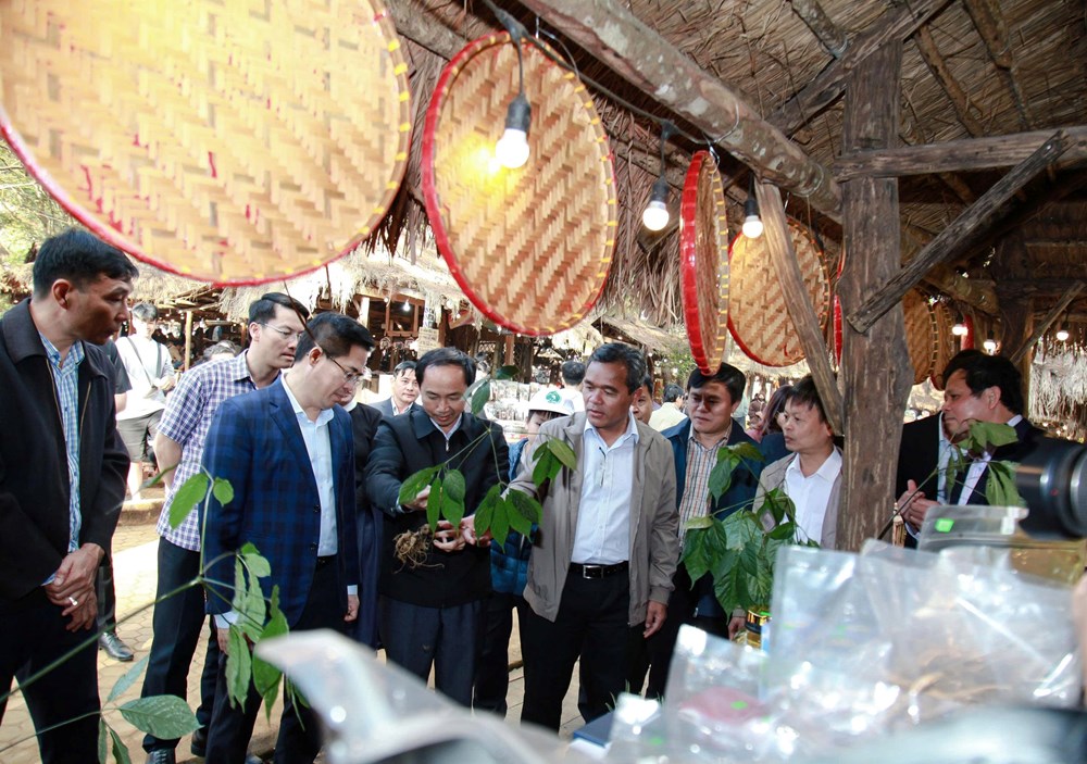 Khai mạc phiên chợ nông sản và dược liệu Măng Đen - ảnh 1