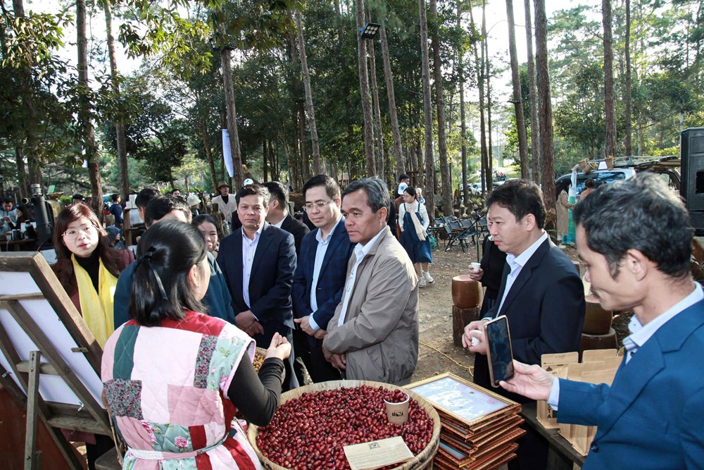 Khai mạc phiên chợ nông sản và dược liệu Măng Đen - ảnh 3