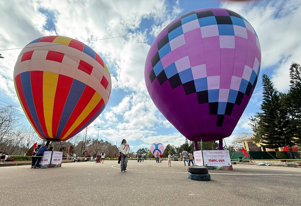 Hàng nghìn du khách đổ về Khu du lịch Măng Đen trong ngày đầu nghỉ lễ Tết Dương lịch - ảnh 8