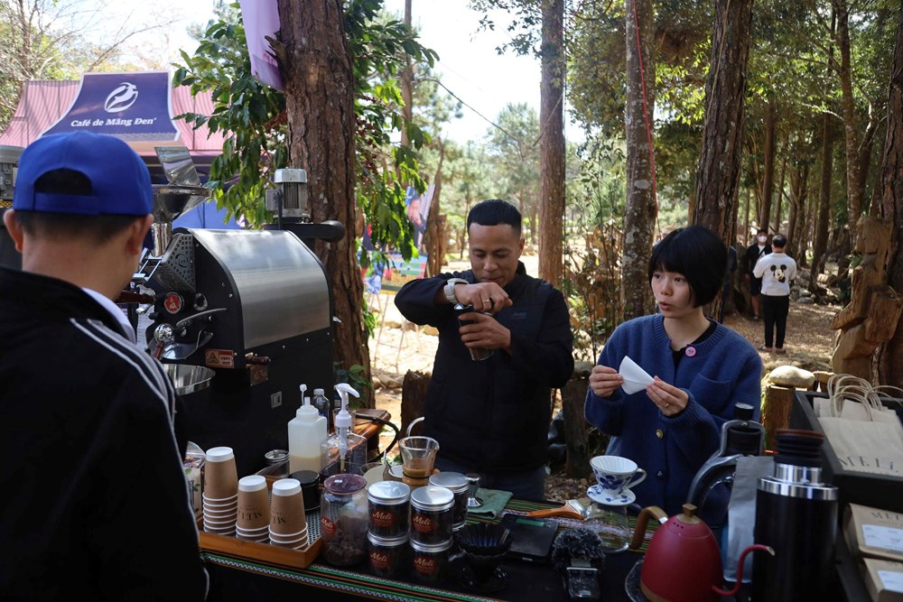 Hàng nghìn du khách đổ về Khu du lịch Măng Đen trong ngày đầu nghỉ lễ Tết Dương lịch - ảnh 7